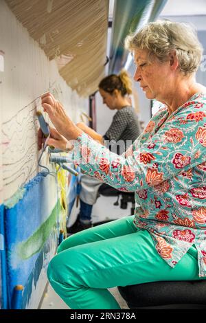 France, Hérault, Lodève, Manufacture de la Savonnerie annexe unique de la fabrique nationale de tapis de la Savonnerie des Gobelins à Paris, réalisation par la météo Odile Berthier sur un métier à tisser d'un tapis jardin d'eau conçu par Stéphane Calais Banque D'Images