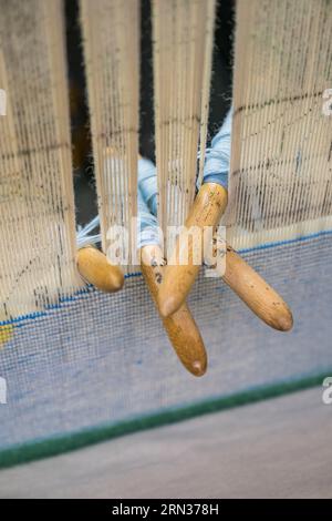 France, Hérault, Lodève, Manufacture de la Savonnerie Annexe unique de la fabrique nationale de tapis de la Savonnerie des Gobelins à Paris, travail d'un tisserand sur métier, broches de tapisserie Banque D'Images