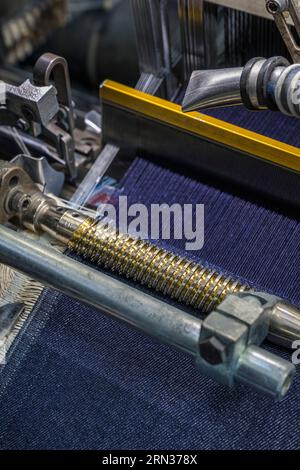 France, Gard, Nîmes, Guillaume Sagot, fondateur de l’atelier de Nîmes qui a relancé la fabrication de tissus denim traditionnels Banque D'Images