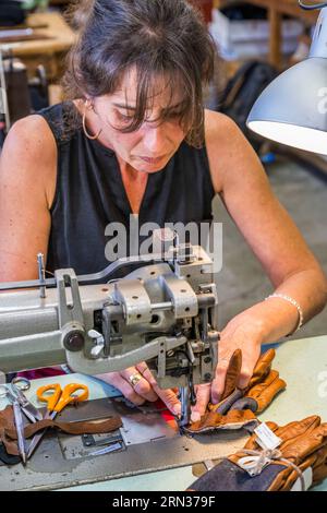 France, Aveyron, Millau, Maison Fabre (Ganterie Fabre), manufacture de gants familiale fondée en 1924, gant la technique de couture anglaise sur des machines anciennes dans l'atelier Banque D'Images