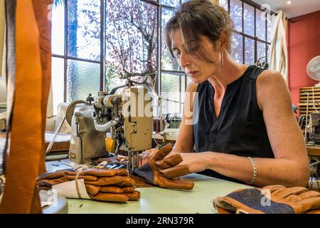 France, Aveyron, Millau, Maison Fabre (Ganterie Fabre), manufacture de gants familiale fondée en 1924, gant la technique de couture anglaise sur des machines anciennes dans l'atelier Banque D'Images