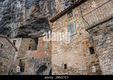 France, Aveyron, Parc naturel régional des Grands Causses, Peyre, labellisé les plus Beaux villages de France (les plus beaux villages de France), maisons et église troglodyte Saint-Christophe des 11e et 17e siècles en pierre Banque D'Images