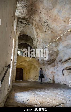 France, Aveyron, Parc naturel régional des Grands Causses, Peyre, labellisé les plus Beaux villages de France (les plus beaux villages de France), église troglodyte Saint-Christophe des 11e et 17e siècles Banque D'Images