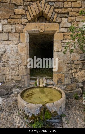 France, Aveyron, Parc naturel régional des Grands Causses, Peyre, labellisé les plus Beaux villages de France, église troglodyte Saint-Christophe des 11e et 17e siècles, bassin de la fontaine de Cazottes Banque D'Images