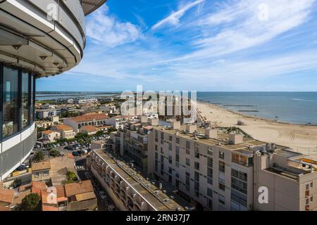 France, Hérault, Palavas-les-Flots, la ville vue du Phare de la Méditerranée, tour d'observation de 43 mètres résultant de la transformation de l'ancien château d'eau Banque D'Images