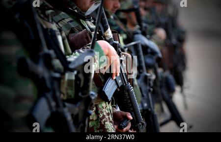 (150409) -- HELMAND, le 9 avril 2015 -- des soldats de l'Armée nationale afghane participent à leur entraînement militaire dans un camp de la province de Helmand, en Afghanistan, le 9 avril 2015.) AFGHANISTAN-HELMAND-SOLDIERS-TRAINING AhmadxMassoud PUBLICATIONxNOTxINxCHN Helmand avril 9 2015 des soldats de l'Armée nationale afghane participent à leur entraînement militaire DANS un camp de la province de Helmand Afghanistan LE 9 2015 avril Afghanistan des soldats Helmand forment PUBLICATIONxNOTxINxCHN Banque D'Images