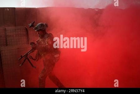 (150409) -- HELMAND, le 9 avril 2015 -- un soldat du Commando de l'armée nationale afghane participe à un entraînement militaire dans un camp militaire du district de Shurabak à Helmand, Afghanistan, le 9 avril 2015. )(lmz) AFGHANISTAN-HELMAND-ARMY AhmadxMassoud PUBLICATIONxNOTxINxCHN Helmand avril 9 2015 à l'armée nationale afghane Commando Soldat participe à un entraînement militaire AU camp de l'armée dans le district de Helmand Afghanistan avril 9 2015 Afghanistan Helmand Army PUBLICATIONxNOTxINxCHN Banque D'Images