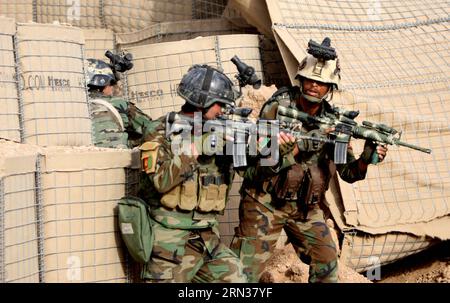 (150409) -- HELMAND, le 9 avril 2015 -- des soldats du Commando de l'Armée nationale afghane participent à un entraînement militaire dans un camp militaire du district de Shurabak à Helmand, Afghanistan, le 9 avril 2015. )(lmz) AFGHANISTAN-HELMAND-ARMY AhmadxMassoud PUBLICATIONxNOTxINxCHN Helmand avril 9 2015 des soldats du Commando de l'Armée nationale afghane participent à un entraînement militaire AU camp militaire du district de Helmand Afghanistan avril 9 2015 Afghanistan Helmand Army PUBLICATIONxNOTxINxCHN Banque D'Images