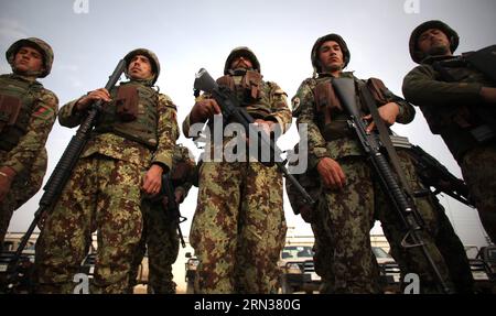 (150409) -- HELMAND, le 9 avril 2015 -- des soldats de l'Armée nationale afghane participent à leur entraînement militaire dans un camp de la province de Helmand, en Afghanistan, le 9 avril 2015.) AFGHANISTAN-HELMAND-SOLDIERS-TRAINING AhmadxMassoud PUBLICATIONxNOTxINxCHN Helmand avril 9 2015 des soldats de l'Armée nationale afghane participent à leur entraînement militaire DANS un camp de la province de Helmand Afghanistan LE 9 2015 avril Afghanistan des soldats Helmand forment PUBLICATIONxNOTxINxCHN Banque D'Images