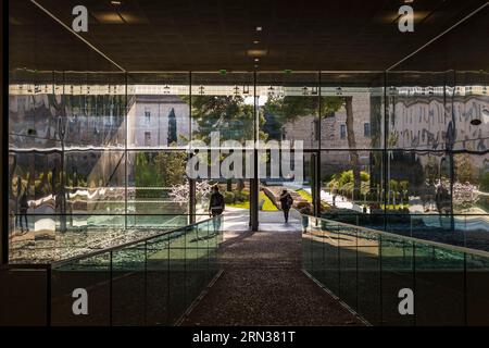 France, Gard, Nîmes, Musée de la Romanite par l'architecte Elizabeth de Portzamparc, passage sous le musée Banque D'Images