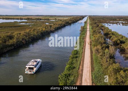 France, Gard (30), la petite Camargue, navigation d'un bateau de plaisance le Boat sur le canal du Rhône à Sète entre Gallician et Aigues-mortes (vue aérienne)/France, Gard, la petite Camargue, navigation d'un bateau de plaisance le Boat sur le Rhône au Canal de Sète entre Gallicien et Aigues-mortes (vue aérienne) Banque D'Images