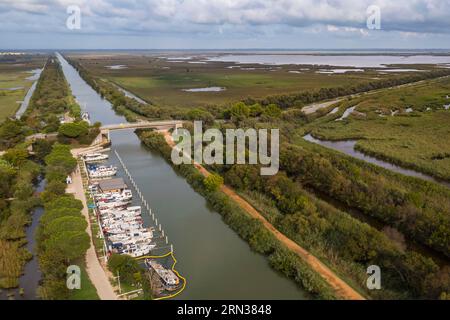 France, Gard, la petite Camargue, Vauvert, le port de Gallicien sur le canal du Rhône à Sète (vue aérienne) Banque D'Images