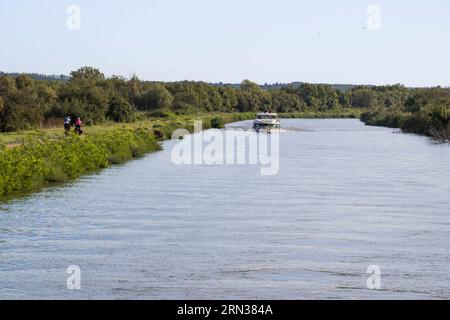 France, Gard, la petite Camargue, Vauvert, navigation d'un bateau de plaisance sur le Rhône jusqu'au Canal de Sète à Gallician Banque D'Images