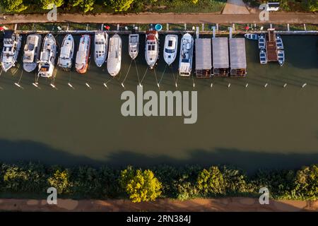 France, Gard, la petite Camargue, Vauvert, le port de Gallicien sur le Rhône au Canal de Sète tôt le matin (vue aérienne) Banque D'Images