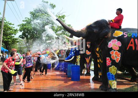 (150410) -- AYUTTHAYA, 10 avril 2015 -- les éléphants pulvérisent de l'eau aux touristes lors d'une célébration du prochain festival Songkran dans la province d'Ayutthaya, Thaïlande, le 10 avril 2015. Songkran, également connu sous le nom de festival de l'eau, est célébré en Thaïlande comme le traditionnel jour du nouvel an qui commencera le 13 avril. )(azp) THAILAND-AYUTTHAYA-SONGKRAN FESTIVAL RachenxSageamsak PUBLICATIONxNOTxINxCHN Ayutthaya avril 10 2015 Eléphants aspergent l'eau aux touristes lors d'une célébration du prochain Festival du nouvel an thaïlandais dans la province d'Ayutthaya pays thaïlandais avril 10 2015 nouvel an thaï connu sous le nom de Wa Banque D'Images