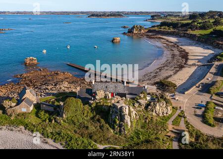 France, Côtes-d'Armor, Côte d'Ajoncs, Plougrescant, la plage de Porz Hir ou Pors-hir (vue aérienne) Banque D'Images