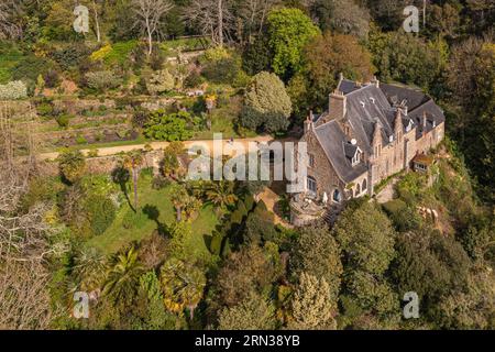 France, Côtes-d'Armor, Plouguiel, le jardin botanique de Kestellic, classé jardin remarquable et son petit manoir typiquement néo-breton (vue aérienne) Banque D'Images