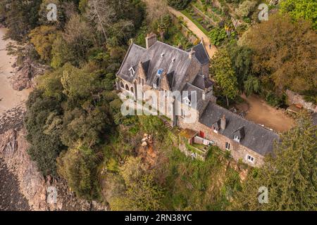 France, Côtes-d'Armor, Plouguiel, le jardin botanique de Kestellic, classé jardin remarquable et son petit manoir typiquement néo-breton (vue aérienne) Banque D'Images