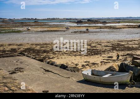 France, Côtes-d'Armor, Côte d'Ajoncs, Plougrescant, la plage de Porz Hir ou Pors-hir à marée basse Banque D'Images