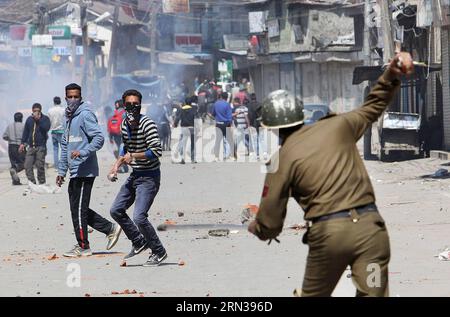 (150410) -- SRINAGAR, le 10 avril 2015 -- des manifestants cachemiriens s'affrontent avec la police indienne lors d'une manifestation à Srinagar, capitale estivale du Cachemire contrôlé par l'Inde, le 10 avril 2015. Vendredi, la police indienne a tiré des dizaines d'obus lacrymogènes et a eu recours à la matraque pour chasser les manifestants protestant contre le plan du gouvernement indien de construire des colonies séparées pour les hindous cachemiris, ont déclaré des témoins. CACHEMIRE-SRINAGAR-AFFRONTEMENTS JavedxDar PUBLICATIONxNOTxINxCHN Srinagar avril 10 2015 des manifestants cachemiris affrontent la police indienne lors d'une manifestation à Srinagar capitale d'été du Cachemire contrôlé par l'Inde avril 10 2015 I Banque D'Images