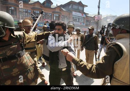 (150410) -- SRINAGAR, 10 avril 2015 -- des policiers indiens arrêtent un militant lors d'une manifestation à Srinagar, capitale estivale du Cachemire contrôlé par l'Inde, le 10 avril 2015. Vendredi, la police indienne a tiré des dizaines d'obus lacrymogènes et a eu recours à la matraque pour chasser les manifestants protestant contre le plan du gouvernement indien de construire des colonies séparées pour les hindous cachemiris, ont déclaré des témoins. CACHEMIRE-SRINAGAR-AFFRONTEMENTS JavedxDar PUBLICATIONxNOTxINxCHN Srinagar avril 10 2015 policiers indiens à militer lors d'une manifestation à Srinagar capitale d'été du Cachemire contrôlé par l'Inde avril 10 2015 police indienne FEU vendredi Banque D'Images