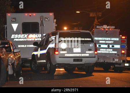 Newark, États-Unis. 30 août 2023. Bureau du procureur du comté d'Essex sur les lieux de la fusillade, mercredi soir. Une personne a été abattue à Newark. Mercredi soir, vers 9:45 heures, une fusillade a eu lieu et une personne a été tuée par balle dans le secteur de Hawthorne Avenue à Newark, New Jersey. Le bureau du procureur du comté d'Essex et la police de Newark enquêtent. Crédit : SOPA Images Limited/Alamy Live News Banque D'Images