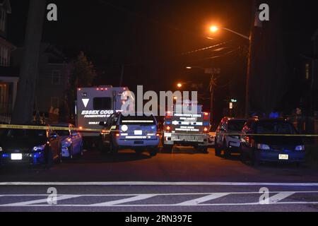 Newark, États-Unis. 30 août 2023. Bureau du procureur du comté d'Essex sur les lieux de la fusillade, mercredi soir. Une personne a été abattue à Newark. Mercredi soir, vers 9:45 heures, une fusillade a eu lieu et une personne a été tuée par balle dans le secteur de Hawthorne Avenue à Newark, New Jersey. Le bureau du procureur du comté d'Essex et la police de Newark enquêtent. Crédit : SOPA Images Limited/Alamy Live News Banque D'Images