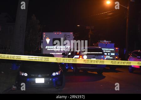 Newark, États-Unis. 30 août 2023. La bande de scène de crime protège la scène de crime de la fusillade pendant que les autorités enquêtent. Une personne a été abattue à Newark. Mercredi soir, vers 9:45 heures, une fusillade a eu lieu et une personne a été tuée par balle dans le secteur de Hawthorne Avenue à Newark, New Jersey. Le bureau du procureur du comté d'Essex et la police de Newark enquêtent. Crédit : SOPA Images Limited/Alamy Live News Banque D'Images