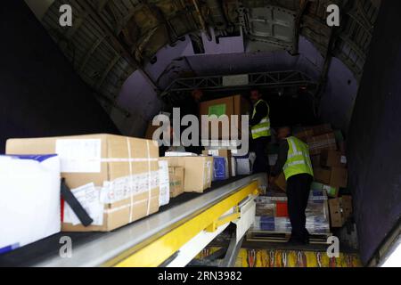 (150410) -- SANAA, 10 avril 2015 -- des travailleurs déchargent l'aide médicale à l'aéroport international de Sanaa à Sanaa, Yémen, le 10 avril 2015. Le premier avion de la Croix-Rouge transportant de l'aide médicale a atterri vendredi matin dans la capitale du Yémen, Sanaa, plus de deux semaines après que les forces de la coalition dirigée par l'Arabie saoudite ont lancé des frappes aériennes dans le pays, ont déclaré les autorités yéménites. La première cargaison, transportant 16,4 tonnes de médicaments, de bandages et de matériel chirurgical, a atterri en toute sécurité à l'aéroport international de Sanaa, les responsables des autorités de l'aéroport ont déclaré à Xinhua. YEMEN-SANAA-RED CROSS AID AVION-ARRIVÉE HANIXALI PUBLICATIONXNOTXIN Banque D'Images