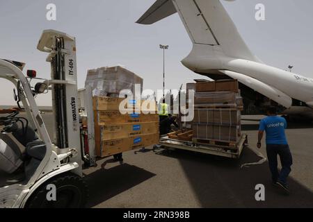 (150410) -- SANAA, 10 avril 2015 -- des travailleurs déchargent l'aide médicale à l'aéroport international de Sanaa à Sanaa, Yémen, le 10 avril 2015. Le premier avion de la Croix-Rouge transportant de l'aide médicale a atterri vendredi matin dans la capitale du Yémen, Sanaa, plus de deux semaines après que les forces de la coalition dirigée par l'Arabie saoudite ont lancé des frappes aériennes dans le pays, ont déclaré les autorités yéménites. La première cargaison, transportant 16,4 tonnes de médicaments, de bandages et de matériel chirurgical, a atterri en toute sécurité à l'aéroport international de Sanaa, les responsables des autorités de l'aéroport ont déclaré à Xinhua. YEMEN-SANAA-RED CROSS AID AVION-ARRIVÉE HANIXALI PUBLICATIONXNOTXIN Banque D'Images