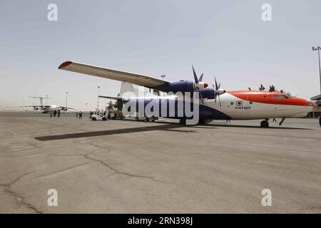 (150410) -- SANAA, 10 avril 2015 -- des travailleurs déchargent l'aide médicale à l'aéroport international de Sanaa à Sanaa, Yémen, le 10 avril 2015. Le premier avion de la Croix-Rouge transportant de l'aide médicale a atterri vendredi matin dans la capitale du Yémen, Sanaa, plus de deux semaines après que les forces de la coalition dirigée par l'Arabie saoudite ont lancé des frappes aériennes dans le pays, ont déclaré les autorités yéménites. La première cargaison, transportant 16,4 tonnes de médicaments, de bandages et de matériel chirurgical, a atterri en toute sécurité à l'aéroport international de Sanaa, les responsables des autorités de l'aéroport ont déclaré à Xinhua. YEMEN-SANAA-RED CROSS AID AVION-ARRIVÉE HANIXALI PUBLICATIONXNOTXIN Banque D'Images