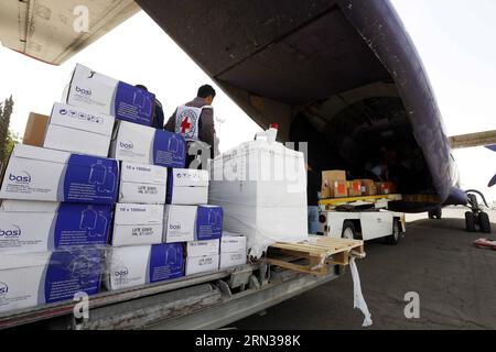 (150410) -- SANAA, 10 avril 2015 -- des travailleurs déchargent l'aide médicale à l'aéroport international de Sanaa à Sanaa, Yémen, le 10 avril 2015. Le premier avion de la Croix-Rouge transportant de l'aide médicale a atterri vendredi matin dans la capitale du Yémen, Sanaa, plus de deux semaines après que les forces de la coalition dirigée par l'Arabie saoudite ont lancé des frappes aériennes dans le pays, ont déclaré les autorités yéménites. La première cargaison, transportant 16,4 tonnes de médicaments, de bandages et de matériel chirurgical, a atterri en toute sécurité à l'aéroport international de Sanaa, les responsables des autorités de l'aéroport ont déclaré à Xinhua. YEMEN-SANAA-RED CROSS AID AVION-ARRIVÉE HANIXALI PUBLICATIONXNOTXIN Banque D'Images