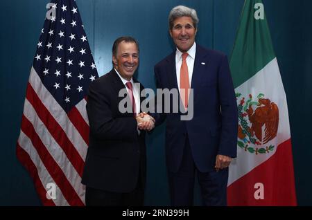 (150410) -- PANAMA, le 10 avril 2015 -- le secrétaire aux Affaires étrangères du Mexique, Jose Antonio Meade (à gauche), serre la main du secrétaire d'État américain, John Kerry, à Panama City, capitale du Panama, le 10 avril 2015. Le 7e Sommet des Amériques se tiendra ici du 10 au 11 avril. ) (vf) PANAMA-PANAMA CITY-MEXICO-US-POLITICS-SUMMIT NOTIMEX PUBLICATIONxNOTxINxCHN Panama City avril 10 2015 Mexico S Ministre des Affaires étrangères Jose Antonio Meade l serre la main du Secrétaire d'État américain John Kerry à Panama City capitale du Panama LE 10 2015 avril, le 7e Sommet des Amériques sera le héros d'ici Banque D'Images