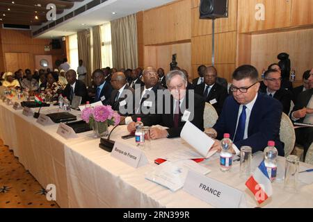 (150410) -- BAMAKO, le 10 avril 2015 -- des représentants des pays européens assistent à la cérémonie d'ouverture de la réunion financière annuelle de la zone franc à Bamako, capitale du Mali, le 10 avril 2015. La réunion annuelle des ministres des finances des pays de la zone franc a débuté ici vendredi. Des fonctionnaires des gouvernements et des associations, des académies et des banquiers discuteront sous le thème de l'environnement de sécurité économique des pays dans les régions connexes. MALI-BAMAKO-LA ZONE FRANC-RÉUNION ANNUELLE Diop PUBLICATIONxNOTxINxCHN Bamako avril 10 2015 représentants des pays européens atten Banque D'Images