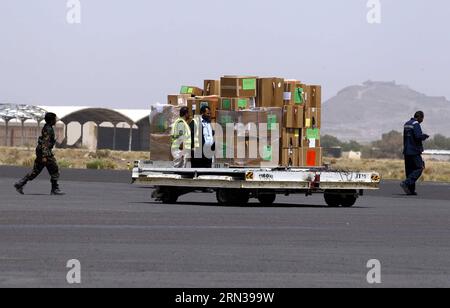 (150410) -- SANAA, 10 avril 2015 -- les boîtes contenant de l'aide médicale ont été vues à l'aéroport international de Sanaa, à Sanaa, Yémen, le 10 avril 2015. Le premier avion de la Croix-Rouge transportant de l'aide médicale a atterri vendredi matin dans la capitale du Yémen, Sanaa, plus de deux semaines après que les forces de la coalition dirigée par l'Arabie saoudite ont lancé des frappes aériennes dans le pays, ont déclaré les autorités yéménites. La première cargaison, transportant 16,4 tonnes de médicaments, de bandages et de matériel chirurgical, a atterri en toute sécurité à l'aéroport international de Sanaa, les responsables des autorités de l'aéroport ont déclaré à Xinhua. YEMEN-SANAA-RED CROSS AID AVION-ARRIVÉE HANIXALI PUBLICA Banque D'Images