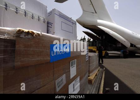 (150410) -- SANAA, 10 avril 2015 -- les boîtes contenant de l'aide médicale ont été vues à l'aéroport international de Sanaa, à Sanaa, Yémen, le 10 avril 2015. Le premier avion de la Croix-Rouge transportant de l'aide médicale a atterri vendredi matin dans la capitale du Yémen, Sanaa, plus de deux semaines après que les forces de la coalition dirigée par l'Arabie saoudite ont lancé des frappes aériennes dans le pays, ont déclaré les autorités yéménites. La première cargaison, transportant 16,4 tonnes de médicaments, de bandages et de matériel chirurgical, a atterri en toute sécurité à l'aéroport international de Sanaa, les responsables des autorités de l'aéroport ont déclaré à Xinhua. YEMEN-SANAA-RED CROSS AID AVION-ARRIVÉE HANIXALI PUBLICA Banque D'Images