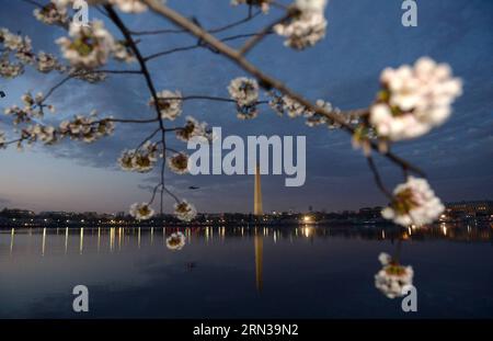 (150411) -- WASHINGTON D.C., -- Washington Monument est vu à travers des cerisiers en fleurs sur le bord du Tidal Basin à Washington D.C., capitale des États-Unis, le 10 avril 2015. Les cerisiers en fleurs dans la capitale américaine sont à leur apogée. )(lmz) U.S.-WASHINGTON D.C.-CHERRY BLOSSOM YinxBogu PUBLICATIONxNOTxINxCHN Washington D C Washington Monument EST des lacs à travers des fleurs de cerisier SUR le bord du bassin de marée à Washington D C capitale des États-Unis avril 10 2015 les fleurs de cerisier dans la capitale de l'U S sont SUR leur pic Bloom U S Washington d C Cherry Blossom YinxBogu PUBLICATIONxNOTxI Banque D'Images