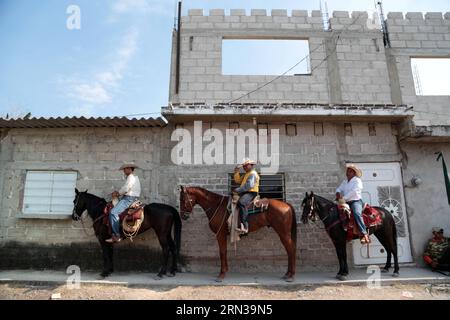 (150411) -- MORELOS, -- des personnes assistent à un événement en commémoration du 96e anniversaire du meurtre d Emiliano Zapata, dans la communauté de San Miguel Ixtilco el Grande, dans l Etat de Morelos, Mexique, le 10 avril 2015. Emiliano Zapata fut l'un des principaux dirigeants de la Révolution mexicaine. Retana) (rhj) MEXICO-MORELOS-SOCIETY-REMEMORATION MARGARITOXPEREZ PUBLICATIONxNOTxINxCHN Morelos célébrités assistent à l'événement en commémoration du 96e Aniversary de Emiliano Zapata S meurtre À la Communauté de San Miguel El Grande dans l'État de Morelos Mexico LE 10 2015 avril Emiliano Zapata quel est l'un des majeurs Banque D'Images