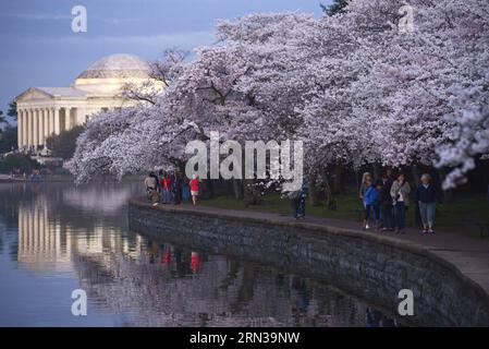 (150411) -- WASHINGTON D.C., -- les gens marchent le long des cerisiers près du Jefferson Memorial à Washington D.C., capitale des États-Unis, le 10 avril 2015. Les cerisiers en fleurs dans la capitale américaine sont à leur apogée. )(lmz) U.S.-WASHINGTON D.C.-CHERRY BLOSSOM YinxBogu PUBLICATIONxNOTxINxCHN Washington D C célébrités marchent le long des cerisiers près du Jefferson Memorial à Washington D C capitale des États-Unis avril 10 2015 les cerisiers Blossoms à U S Capital sont SUR leur pic Bloom U S Washington D C Cherry Blossom YinxBogu PUBLICATIONxNOTxINxCHN Banque D'Images