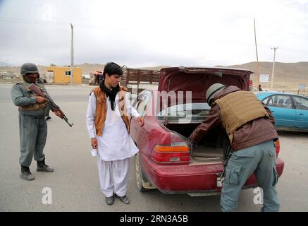 (150411) -- GHAZNI, le 11 avril 2015 -- un policier afghan perquisitionne un véhicule à un poste de contrôle dans la province de Ghazni, Afghanistan, le 11 avril 2015. Une bombe placée en bordure de route a frappé un véhicule dans la province de Ghazni vendredi, tuant 12 civils à bord, a déclaré l'adjoint du chef de la police provinciale Mohammad Ali Ahmadi. (lrz) AFGHANISTAN-GHAZNI-SECURITY Rahmat PUBLICATIONxNOTxINxCHN Ghazni avril 11 2015 à un policier afghan perquisitionne un véhicule À un point de contrôle dans la province de Ghazni Afghanistan avril 11 2015 une bombe routière a frappé un véhicule dans la province de Ghazni vendredi tuant 12 civils à bord d'un adjoint à la police provinciale Banque D'Images