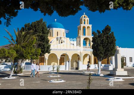 Grèce, Cyclades, île de Santorin (Thera ou Thira), village d'Oia, église Saint Georges, église Saint Georgios Oia Sainte orthodoxe, visiteurs Banque D'Images