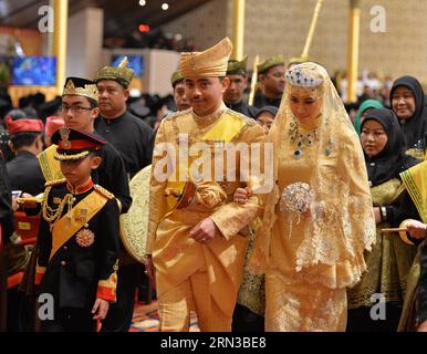 (150412)-- BANDAR SERI BEGAWAN, 12 avril 2015 -- la photo montre le couple royal nouvellement marié de Brunei, le prince Abdul Malik (front C) et Dayangku Raabi atul Adawiyyah Pengiran Haji Bolkiah (front R), lors de leur cérémonie de mariage au palais Nurul Iman à Bandar Seri Begawan, Brunei, le 12 avril 2015. )(azp) MARIAGE BRUNEI-ROYAL-ABDUL MALIK zhengxjie PUBLICATIONxNOTxINxCHN Bandar Seri Begawan avril 12 2015 la photo montre Brunei Darussalam S COUPLE royal nouvellement marié Prince Abdul Malik C Front et Atul Peng Iran Haji Bolkiah r Front à leur cérémonie de mariage au Palais Nurul Iman à Bandar S. Banque D'Images