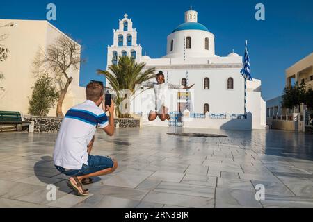 Grèce, Cyclades, île Santorin (Thera ou Thira), village d'Oia, église orthodoxe d'hymne Panagia Akathistos, visiteurs Banque D'Images