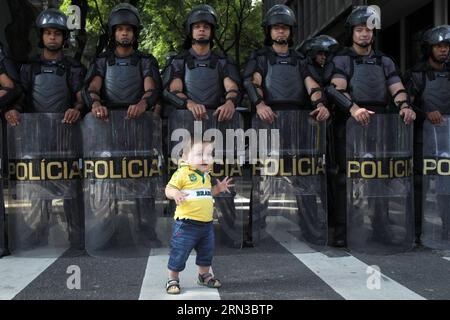 (150412) -- SAO PAULO, 12 avril 2015 -- Un garçon se tient devant les policiers anti-émeutes lors d'une manifestation contre le gouvernement de la présidente brésilienne Dilma Rousseff après des allégations de corruption dans la compagnie pétrolière d'État Petrobras à Sao Paulo, Brésil, le 12 avril 2015. Rafael Arbex/AGENCIA ESTADO) (jp) BRAZIL-SAO PAULO-SOCIETY-DEMOSTRATION e AE PUBLICATIONxNOTxINxCHN Sao Paulo avril 12 2015 un garçon devant les policiers de l'émeute lors d'une manifestation contre le gouvernement de la présidente brésilienne Dilma Rousseff après des allégations de corruption dans la Compagnie pétrolière nationale P. Banque D'Images