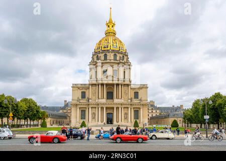 France, Paris, la Grande traversée de Paris en voitures anciennes, la Bastille, les Invalides Banque D'Images