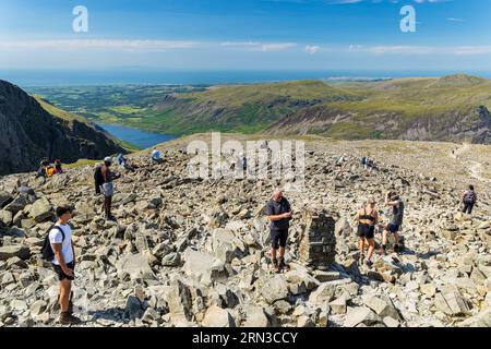 Randonneurs au sommet de Scafell Pike, la plus haute montagne d'Angleterre par une chaude journée d'été Banque D'Images