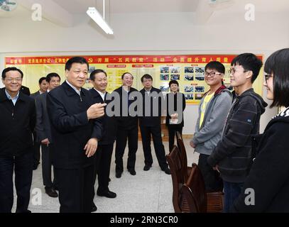 Liu Yunshan (L front), membre du Comité permanent du Bureau politique du Comité central du Parti communiste chinois (PCC) et secrétaire du Secrétariat du Comité central du PCC, s'entretient avec des étudiants lors de l'inspection du lycée de Yulin sur ses travaux de construction du Parti à Yulin, région autonome de Guangxi Zhuang de Chine méridionale, 12 avril 2015. Liu a effectué une tournée d'inspection dans le Guangxi du 11 au 13 avril. )(wjq) CHINA-GUANGXI-LIU YUNSHAN-INSPECTION (CN) RaoxAimin PUBLICATIONxNOTxINxCHN Liu Yunshan l Front membre du Comité Thing du Bureau politique du Parti communiste Banque D'Images