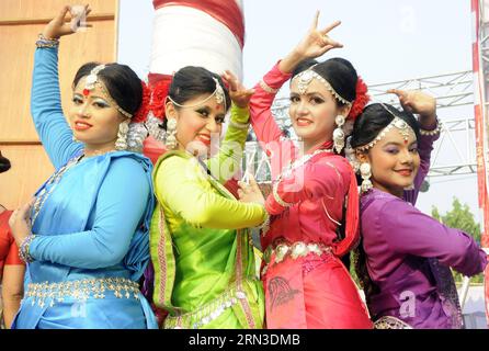 (150414) -- DHAKA, 14 avril 2015 -- des artistes posent pour des photos lors de la célébration du nouvel an bengali ou Pohela Boishakh à Dhaka, Bangladesh, le 14 avril 2015. Le peuple bangladais a célébré mardi le nouvel an bengali dans tout le pays. ) BANGLADESH-DHAKA-BENGALI NOUVEL AN SharifulxIslam PUBLICATIONxNOTxINxCHN Dhaka avril 14 2015 des artistes posent pour des photos lors de la célébration du nouvel an bengali ou Boishakh à Dhaka Bangladesh avril 14 2015 des célébrités bangladaises ont célébré le nouvel an bengali à travers le pays mardi Bangladesh Dhaka nouvel an bengali PUBLICATIONxNOTxINxCHN Banque D'Images