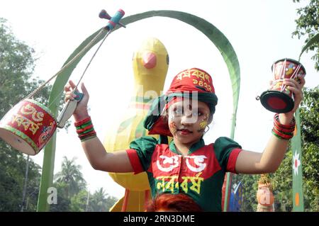 (150414) -- DHAKA, le 14 avril 2015 -- Un enfant célèbre le nouvel an bengali ou Pohela Boishakh à Dhaka, Bangladesh, le 14 avril 2015. Le peuple bangladais a célébré mardi le nouvel an bengali dans tout le pays. ) BANGLADESH-DHAKA-BENGALI NOUVEL AN SharifulxIslam PUBLICATIONxNOTxINxCHN Dhaka avril 14 2015 un enfant célèbre le nouvel an bengali ou Boishakh à Dhaka Bangladesh avril 14 2015 des célébrités bangladaises ont célébré le nouvel an bengali à travers le pays mardi Bangladesh Dhaka nouvel an bengali PUBLICATIONxNOTxINxCHN Banque D'Images