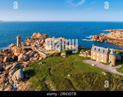 France, Côtes d'Armor, Perros Guirec, Ploumanac'h, Côte de granit rose, pointe de Squewel, sur le sentier des douaniers ou GR 34, le phare de Mean Ruz et la maison construite par Gustave Eiffel (vue aérienne) Banque D'Images